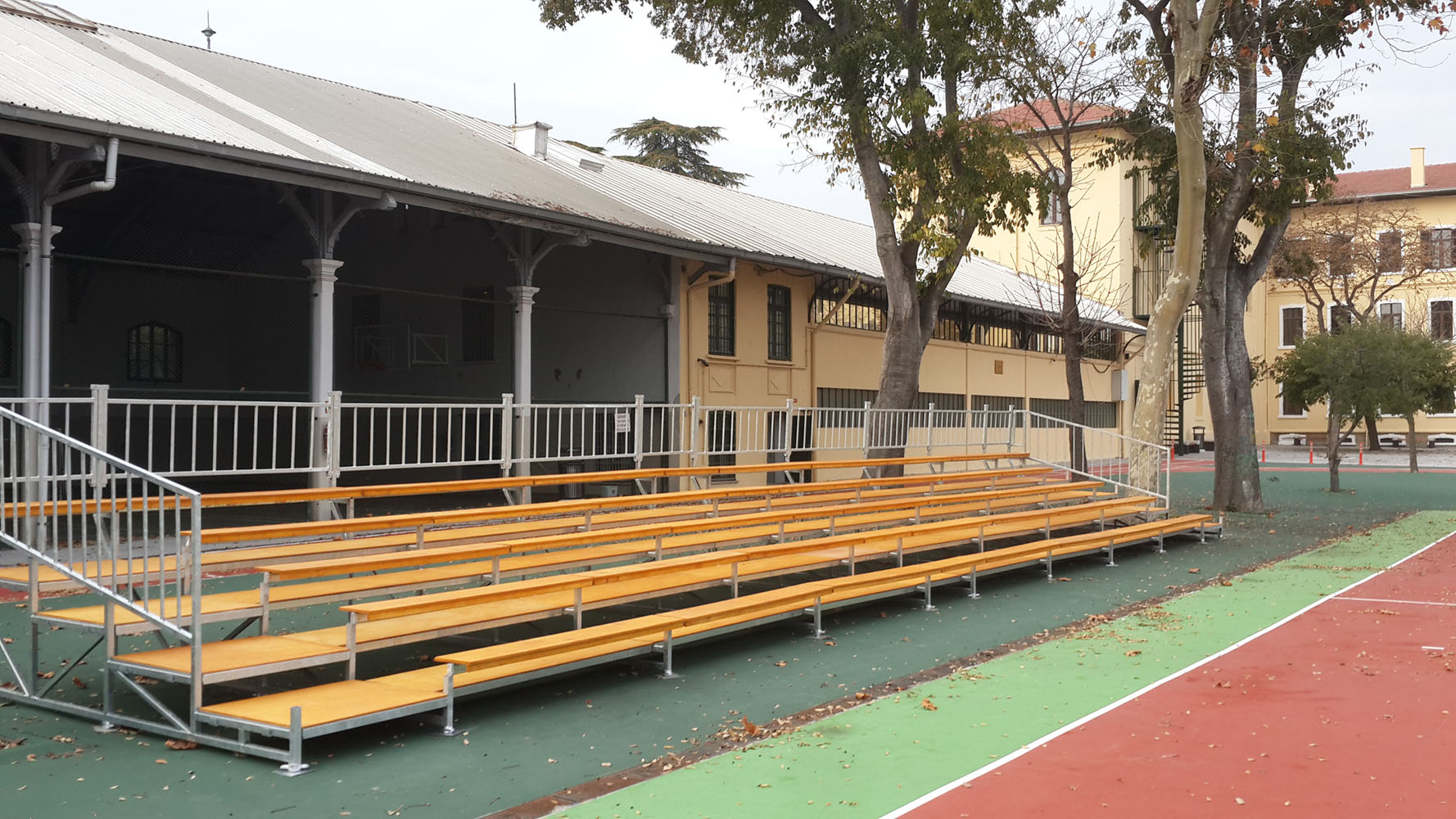 �stanbul �zel Saint-Joseph Frans�z Lisesi Portatif Trib�n�